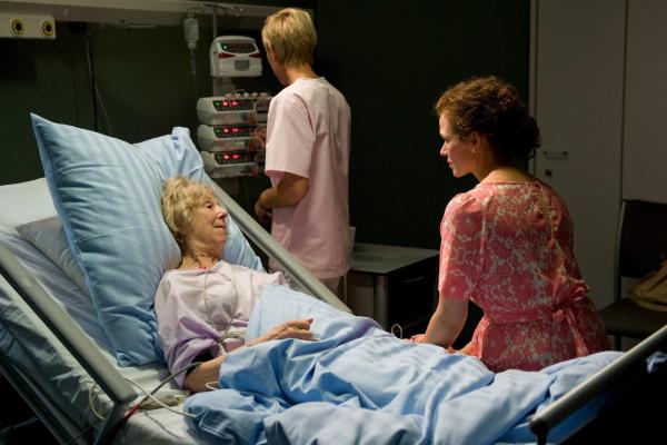 Bild 1 von 26: Im Bild: Frau Schröder (Bibiana Zeller) sagt, dass Susanne (Melika Foroutan) nicht aufgeben soll.