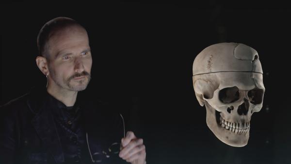 Bild 1 von 2: Der Kriminalbiologe Mark Benecke untersucht den stark zerschmetterten Schädel eines amerikanischen Eisenbahnarbeiters aus dem neunzehnten Jahrhundert.