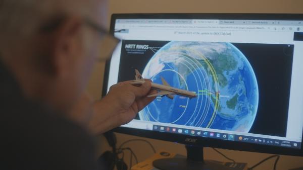 Bild 1 von 2: Menschen aus aller Welt entwickeln Theorien, was mit MH370 passiert sein könnte. Sergio Cavaiuolo glaubt, das Flugzeug nahe der Malediven gefunden zu haben.