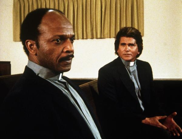 Bild 1 von 16: Jonathan (Michael Landon, r.) versucht, dem Vater des überfahrenen Jungen, einem Priester, Mut zu machen ...