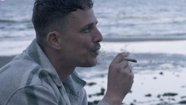 Bild 1 von 4: André Heinz kifft legal aus medizinischen Gründen. Er hofft, das bald aber auch Genuss-Cannabis legal wird.