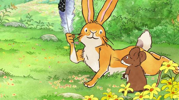 Bild 1 von 6: Kleiner brauner Hase zeigt der kleinen Feldmaus stolz die schöne Feder, die er geschenkt bekommen hat.© KiKA/SLR Productions Australia Pty.Ltd./Scrawl Studios Pte Ltd./hr/ARD - Honorarfreie Verwendung gemäß AGB im redaktionellen Zusammenhang mit genannter Sendung bei Nennung \