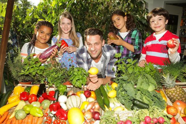 Bild 1 von 15: Im Bild: Alexander Kumptner und seine jungen Helfer: Estelle, Lou-Anne, Joanna, David.