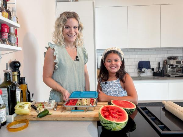Bild 1 von 2: Im Bild: Julia und Sophie mit ihrer fertigen Jausenbox.