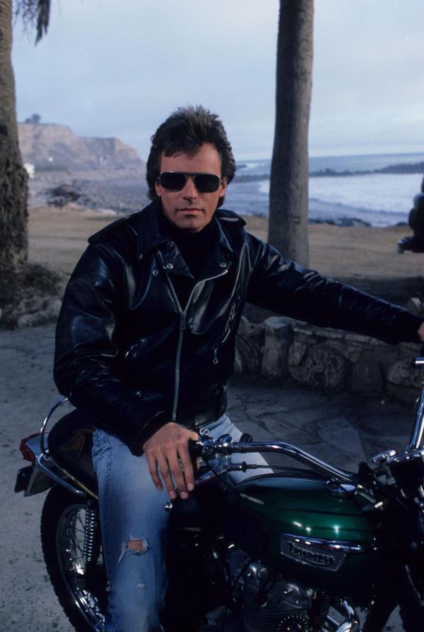 Bild 1 von 14: (1. Staffel) - Seit man in einer militärischen Spezialeinheit seine außergewöhnlichen Fähigkeiten erkannte, wird MacGyver (Richard Dean Anderson) für Sondermissionen eingesetzt.