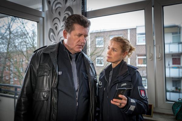 Bild 1 von 10: Franzi (Rhea Harder-Vennewald) muss sich eingestehen, dass Hans (Bruno F. Apitz) vielleicht doch Recht hatte. Die Anrufliste von Verenas Handy zeigt, dass sie Roman angerufen hat und nicht umgekehrt.