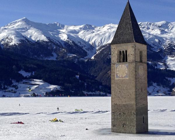 Bild 1 von 2: Der Reschensee im Winter.