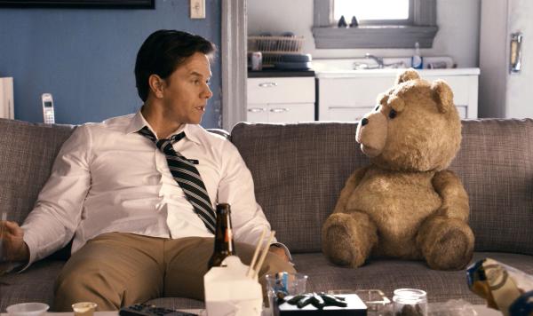 Bild 1 von 8: Wird John (Mark Wahlberg) seinen besten Freund Ted für die Liebe seines Lebens auf die Straße setzen? Sie stellt ihn vor ein Ultimatum, denn Ted hat mit seinen Drogen-, Alkohol- und Sexexzessen nicht gerade den besten Einfluss auf John ...