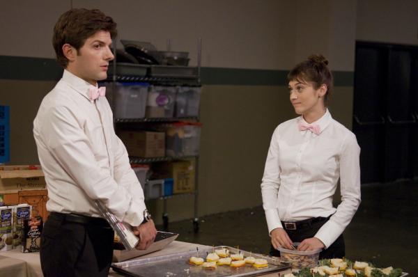 Bild 1 von 5: Henry Pollard (Adam Scott, l.); Casey Klein (Lizzy Caplan, r.)