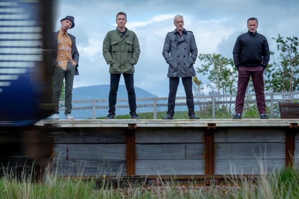 Bild 1 von 4: (v.l.n.r.) Spud (Ewen Bremner); Renton (Ewan McGregor); Simon (Jonny Lee Miller); Begbie (Robert Carlyle)