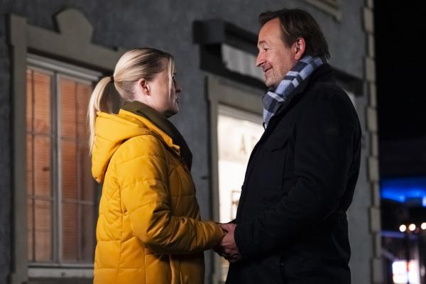 Bild 1 von 8: Vera (Sybille Waury) merkt, wie viel Gregor (Holger Matthias Wilhelm) die Gastro im Saunapark und das zweite Restaurant bedeuten.