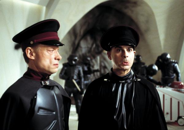 Bild 1 von 19: Mars macht mobil! Ziemlich genau im Jahr 2054 gelang es den Menschen, den Mars zu besiedeln. 50 Jahre später planen die Marsianer unter der Führung von Rogul und seiner linken Hand Jens Maul (Rick Kavanian, r.), die Erdbewohner zu vernichten. Unter Führung des Marstruppen-Kommandeurs (Andreas Seifert, l.) beginnt eine gnadenlose Invasion ...