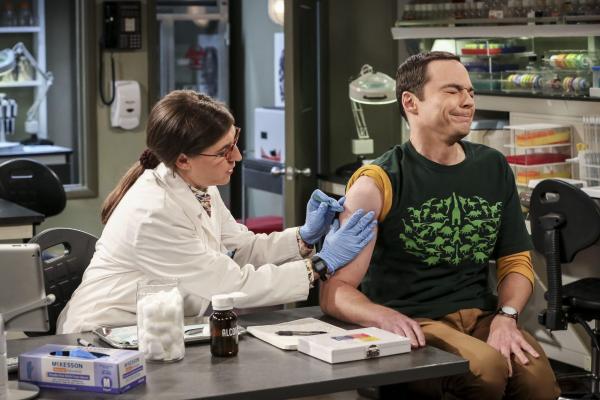 Bild 1 von 22: Neurobiologin Amy (Mayim Bialik, l.) und Freund Sheldon (Jim Parsons, r.) arbeiten gemeinsam an einem Experiment. Dabei fällt ihm plötzlich auf, dass es doch langsam an der Zeit ist, sich fortzupflanzen... Was sagt Amy wohl dazu?