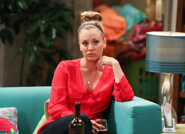 Bild 1 von 11: Penny (Kaley Cuoco) ist wütend, weil Leonards Mutter Beverly während ihres Besuchs nur Interesse an den Beziehungen von Amy und Bernadette zeigt. Penny dagegen wird ignoriert. Schafft sie es, die Psychoanalytikerin doch noch von sich zu überzeugen?