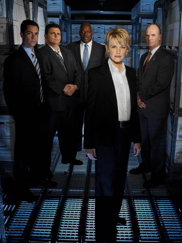 Bild 1 von 5: (3. Staffel) - Die Mitarbeiter des Mord-Dezernates von Philadelphia sind ein eingeschworenes Team (v.l.n.r.): Scott (Danny Pino), Nick Vera (Jeremy Ratchford), Will (Thom Barry), Lilly Rush (Kathryn Morris) und John Stillman (John Finn)
