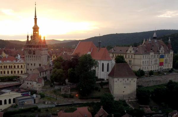 Bild 1 von 9: Sonnenuntergang vor der prachtvollen Kulisse von Sighisoara: Vlad III. Draculea, historisches Vorbild für die berühmte Romanfigur Dracula, soll hier geboren worden sein.