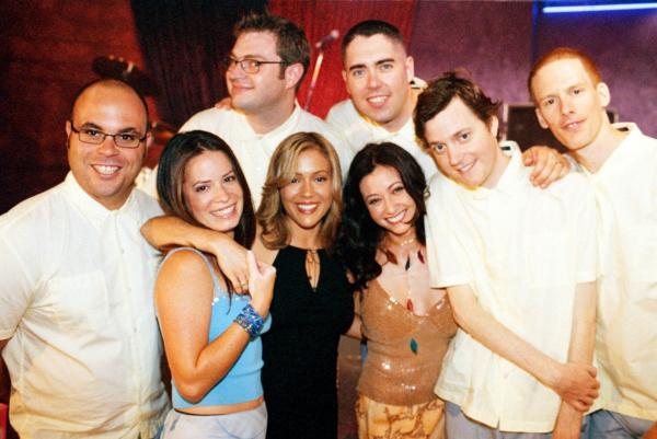 Bild 1 von 15: Piper (Holly Marie Combs, M.l.), Prue (Shannen Doherty, M.r.) und Phoebe (Alyssa Milano, M.) amüsieren sich mit einer Band im Club.
