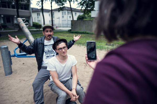 Bild 1 von 8: Sören (Oliver Konietzny, M.), Sol (Eko Fresh, l.) und Jessica (Joyce Ilg, r.) planen eine Verlobung hinter Lisas Rücken.