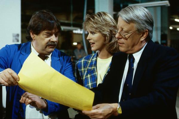 Bild 1 von 2: Eberhard (Stephan Orlac, r.) und Werkmeister Heinz (Andreas Mannkopff, l.) bewundern Uschis (Anja Schüte, M.) ideenreichen Entwurf zur Inneneinrichtung einer Gaststätte.