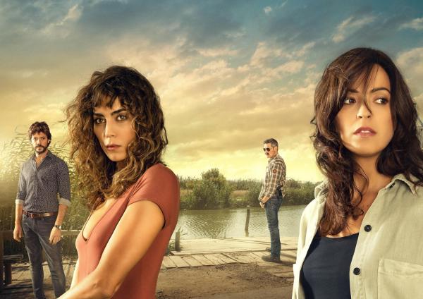 Bild 1 von 16: Im Bild (v.li.): Álvaro Morte (Óscar), Irene Arcos (Veronica), Roberto Enríquez (Conrado), Verónica Sánchez (Alejandra).