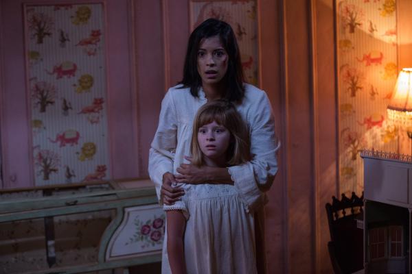 Bild 1 von 10: Schwester Charlotte (Stephanie Sigman, oben); Linda (Lulu Wilson, unten)