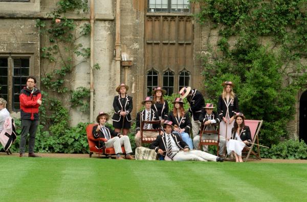 Bild 1 von 4: Studenten des Worcester College posieren am zentralen Rasengrün des Colleges für ein historisches Foto.