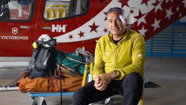 Bild 1 von 4: Im Bild: Bergführer und Rettungschef Anjan Truffer ist entsetzt, wie unerfahren und mangelhaft ausgerüstet viele Menschen im Hochgebirge agieren. Er und seine Mitarbeiter werden jedes Jahr zu dutzenden Einsätzen gerufen.