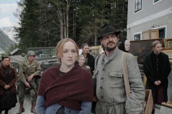 Bild 1 von 1: Im Bild: Sepp Rottenbacher (Fritz Karl) und Elsa Mitterjäger (Brigitte Hobmeier) beobachten den Einzug der Amerikaner am Bergwerk.
