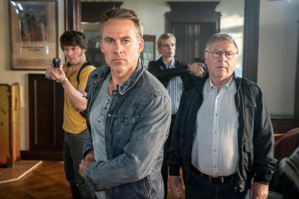 Bild 1 von 5: (v.l.n.r.) Tom Kowalski (Steffen Schroeder); Jan Maybach (Marco Girnth); Ina Zimmermann (Melanie Marschke); Hajo Trautzschke (Andreas Schmidt-Schaller)