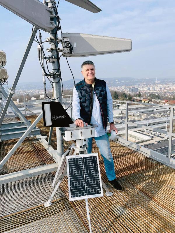 Bild 1 von 19: Im Bild:  Uwe Berger mit der Pollenfalle auf dem ORF-Dach.