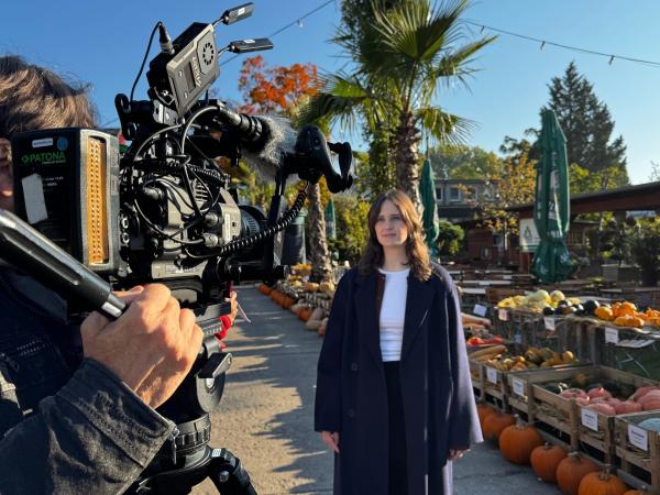 Bild 1 von 7: Zwischen Kürbiskisten und Herbstlaub träumt sich Influencerin und Autorin Julia Knörnschild in ihre Lieblingsserie Gilmore Girls. Der Hof erinnert sie an Stars Hollow - einen Ort, an dem sie am liebsten leben würde, um der Gegenwart kurz zu entfliehen.