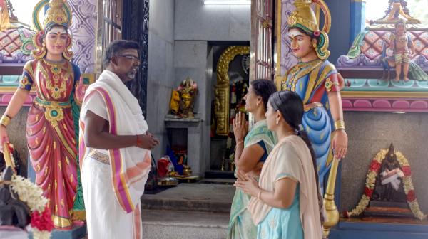 Bild 1 von 5: Venkatesh Perumal hilft in seiner Freizeit als Priester in einem Tempel in Moolakulam, einem Vorort von Pondicherry, aus.