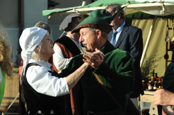 Bild 1 von 27: Lorenz bittet Theres zu einem Tänzchen. Von links: Theresa Brunner (Ursula Erber) und Lorenz Schattenhofer (Werner Rom).