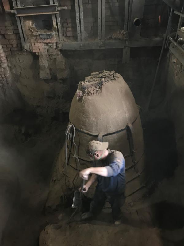Bild 1 von 13: Große Glocken werden in einer Grube gegossen.