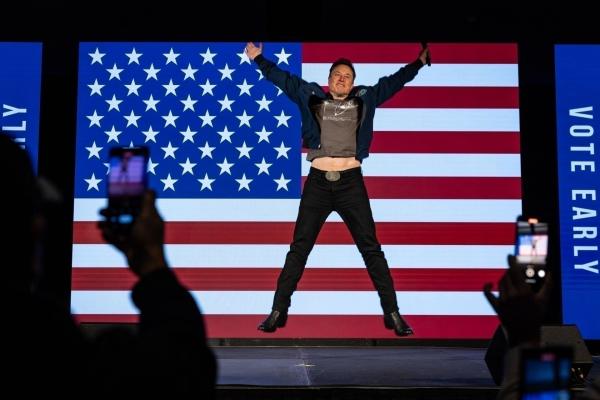 Bild 1 von 3: Elon Musk verändert die Welt. Der reichste Mensch der Welt ist bekannt geworden als Tech-Pionier und Gründer von Tesla. Nun mischt er auch in der Politik mit und fällt mit radikalen Äußerungen auf. Was will Elon Musk wirklich? Was treibt ihn an?