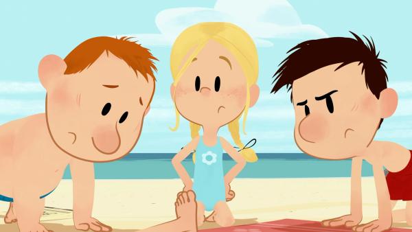 Bild 1 von 3: Otto (links), Marie-Hedwig und Nick (rechts) kümmern sich um Michel, der meint in einen Seeigel getreten zu sein.