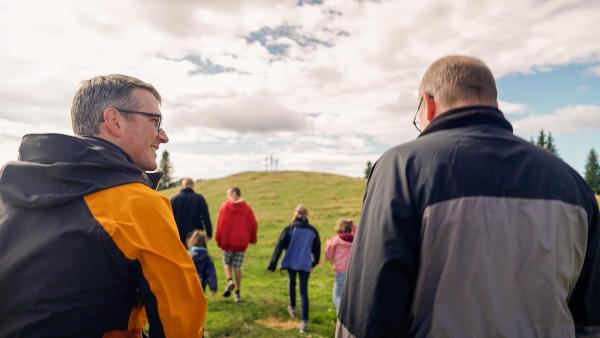 Bild 1 von 10: Im Bild: Die Zeit auf der Alm mit seiner Familie: Ein Kraftort für Paul Nitsche, besonders nach der schweren Amoktat. Im Bild beim Wandern mit seinem Bruder Lukas Nitsche.