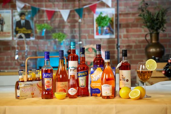 Bild 1 von 8: Aperol Spritz ist das Trendgetränk des Sommers. Sebastian Lege deckt auf, was hinter der knalligen Farbe steckt.