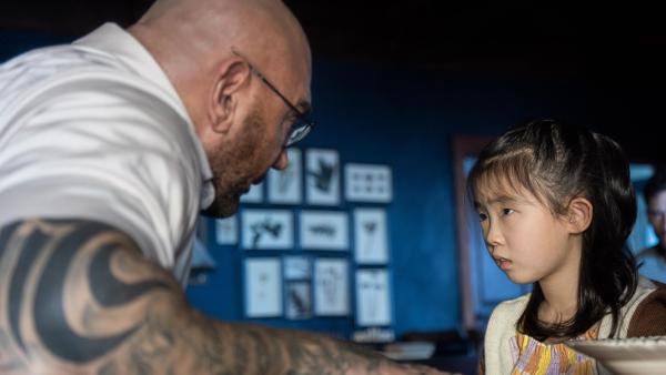 Bild 1 von 8: Leonard (Dave Bautista, l.); Wen (Kristen Cui, r.)