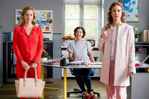 Bild 1 von 15: Im Bild: Die Metzgerstochter Conny Bauregger (Nina Schmieder, r.) wartet im Kommissariat bei Miriam Stockl (Marisa Burger, M.) auf ihre Befragung. Diese hat jedoch nur Augen für Conny Baureggers Freundin, die Fernsehmoderatorin Simone Schneidler (Juliette Greco, l.).