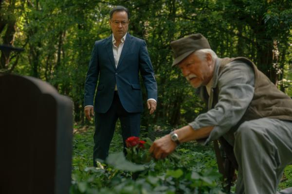 Bild 1 von 7: Joachim Vernau (Jan Josef Liefers, l.) folgt Marek Jankowski (Wies?aw Zanowicz, r.) über den alten Friedhof.