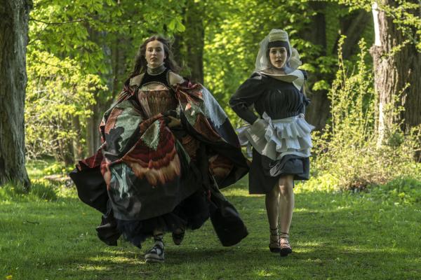 Bild 1 von 5: Von links: Sara (Caroline Vedel) und Anna (Fanny Bornedal) auf der Flucht.