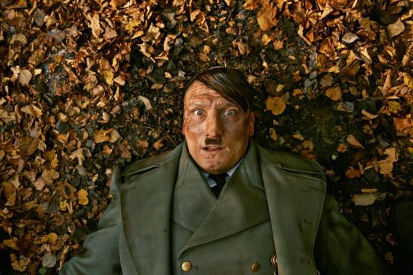 Bild 1 von 13: Wir schreiben das Jahr 2014, als Adolf Hitler (Oliver Masucci) 69 Jahre nach dem Ende des Zweiten Weltkrieges bei bester Gesundheit mitten in Berlin aufwacht. Was wird er mit seiner zweiten Chance anstellen?
