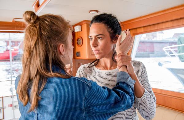 Bild 1 von 11: Im Bild: In der Nacht vor ihrem Tod kommt es zwischen Kyra (Rana Nazli, r.) und Emily (Hannah Dalmeyer, l.) zu einem heftigen Streit.