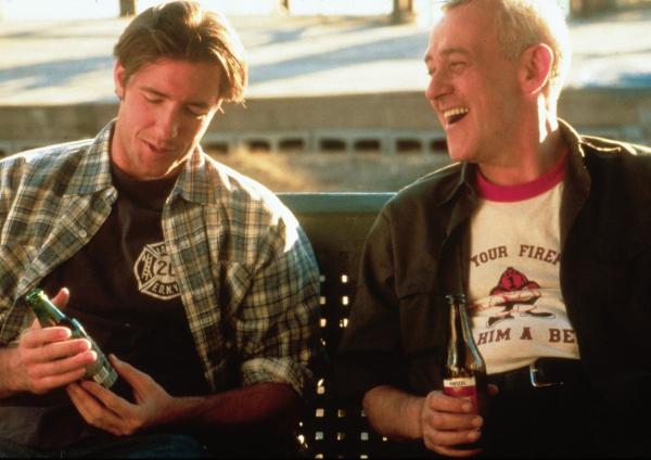 Bild 1 von 8: Mickey Fitzpatrick (Edward Burns, l.); Mr. Fitzpatrick (John Mahoney, r.)