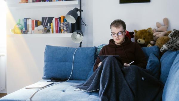 Bild 1 von 11: Eingesperrt in einem unsichtbaren Käfig: So fühlt sich das Leben für viele ME/CFS-Betroffene an. Selbst einfachste Handlungen wie Aufstehen oder Reden kosten sie übermenschliche Kraft. Die Welt um sie herum wird unerreichbar: geliebte Menschen, Dinge, die ihnen einmal Freude bereitet haben, der Beruf. Jeder einzelne Tag ist ein unaufhörlicher Kampf gegen eine für gesunde Menschen unvorstellbare Erschöpfung. Und: Es gibt kaum eine Chance auf Besserung, Frieden oder Erholung. Wie geht es den Betroffenen wirklich? Was brauchen sie und ihre Angehörigen, die mit den Erkrankten aus dem gewohnten Leben gerissen werden? Gibt es Hoffnung auf Heilung? Im Bild: Nach einer Corona-Infektion erkrankte Jan Equiluz an ME/CFS. Seinen Traum, Berufsmusiker zu werden, musste er aufgeben.