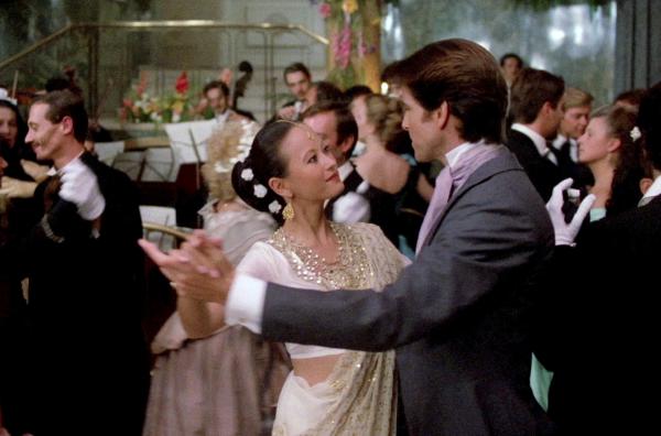 Bild 1 von 7: Zwischen Phileas Fogg (Pierce Brosnan) und Prinzessin Aouda (Julia Nickson) funkt es im Ballsaal des Passagierschiffes auf dem Weg nach San Francisco.