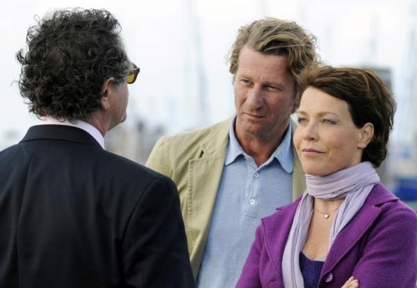 Bild 1 von 21: Anna (Janina Hartwig) und Matthias (Michael von Au) lassen sich von dem fiesen Reeder Reents (Gunter Berger, links) nicht einschüchtern.