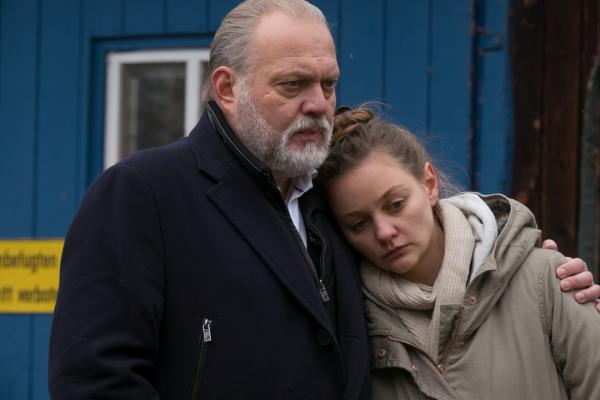 Bild 1 von 9: Der Gesundheitszustand ihres Vaters bereitet Charlotte Bichler (Mathilde Bundschuh) so große Sorgen, dass sie für einen Moment Trost bei Hauptkommissar Richard Voss (Jan-Gregor Kremp) sucht.