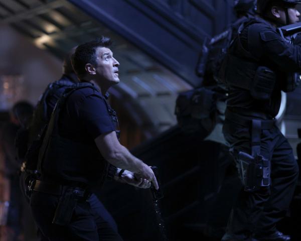 Bild 1 von 4: Officer John Nolan (Nathan Fillion) führt seine Einheit in ein Anwesen, um mögliche weitere Opfer vor Rosalind zu schützen.